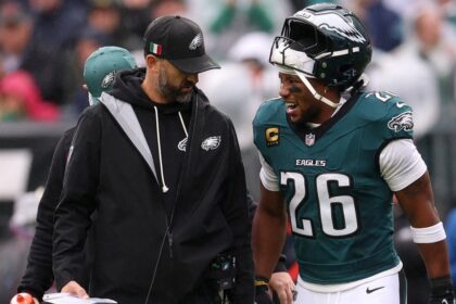 Eagles RB Saquon Barkley Reportedly Considered Week-To-Week With Hamstring Injury